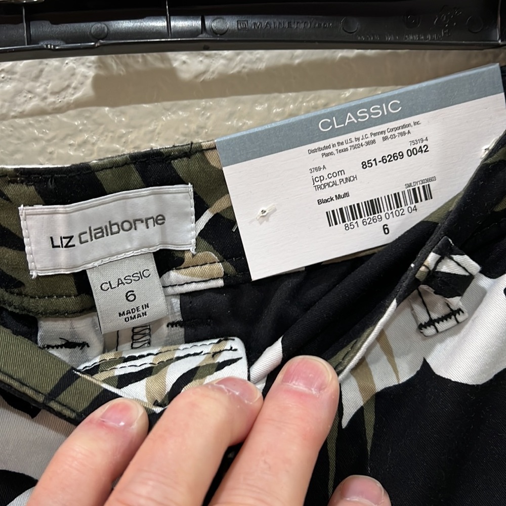 NWT. Liz Claiborne Classic Short Tropical Print - Picture 2 of 5